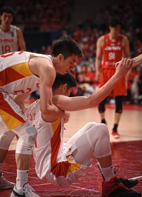 中国男篮强硬名场面！我们不惹事但也不怕事！